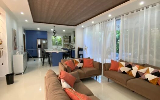 Exquisite Villa in San Juan Lake with Expansive Living Spaces