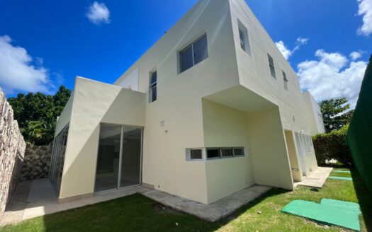 Exquisite Villa in San Juan Lake with Expansive Living Spaces
