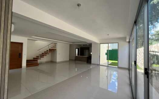 Exquisite Villa in San Juan Lake with Expansive Living Spaces